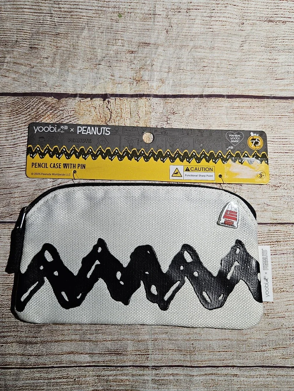 Peanuts snoopy pencil case with pin
